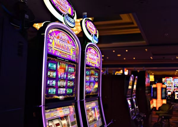Pengguna membuka Win Drop lewat ponsel